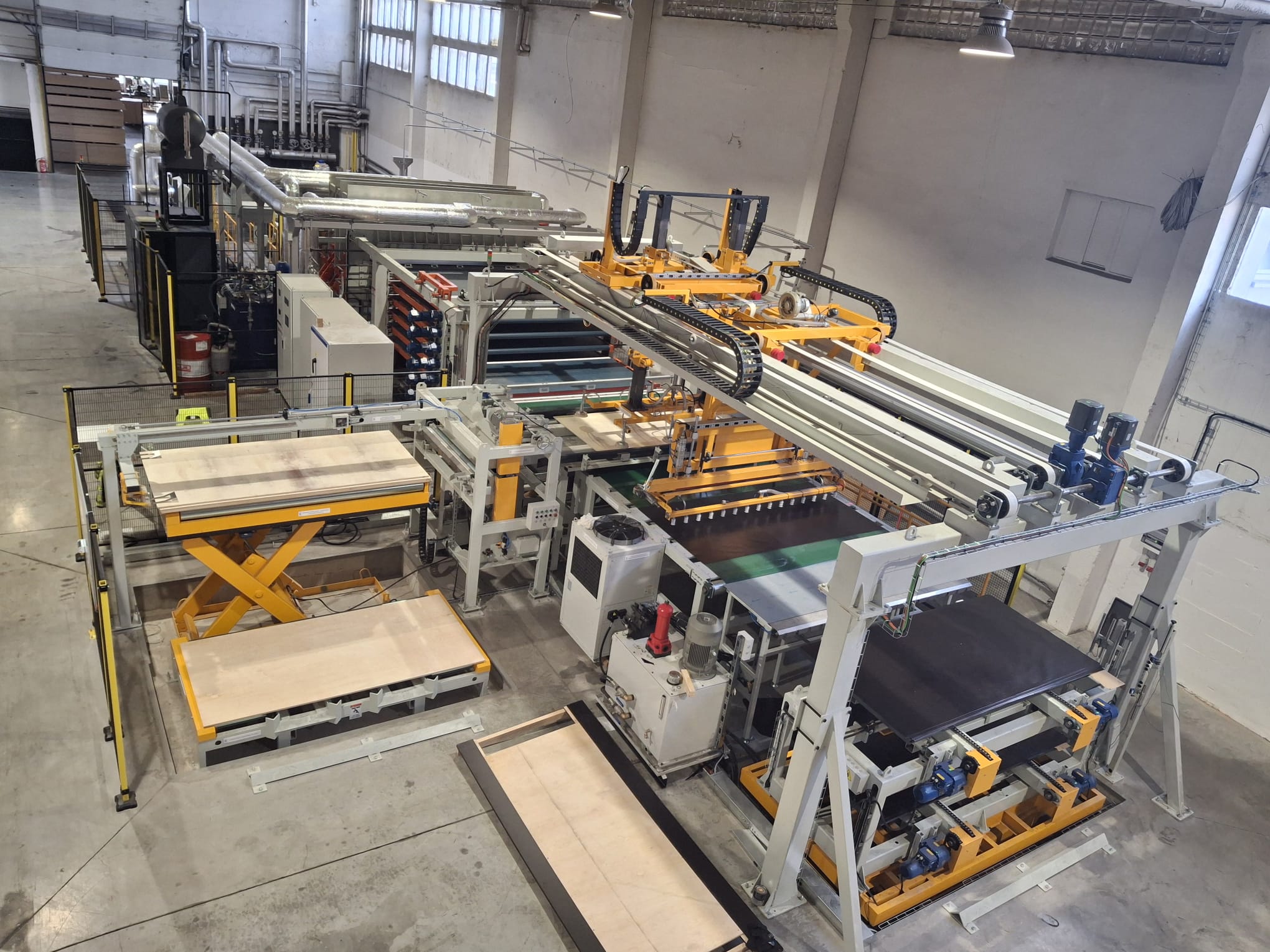 Uruchomienie chińskiej linii produkcyjnej do laminowania sklejki